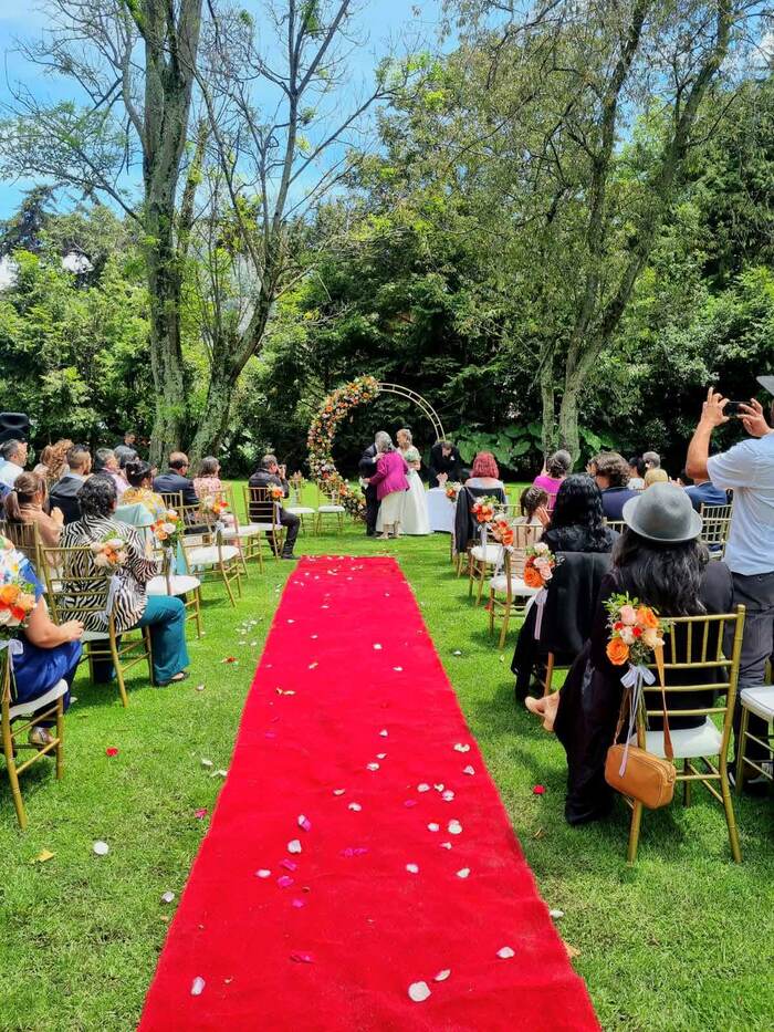 Invitados brindando en una boda producida por Touch Producciones